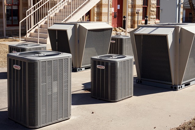 Equipos en mantenimiento de aire acondicionado instalados en una terraza